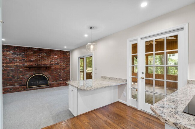 Building Photo - 5 Bed 3 Bath - Rockville Colonial - Update...
