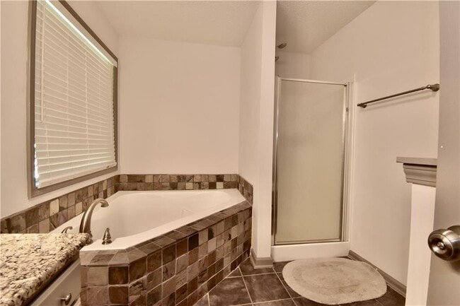 Building Photo - 2582 Candler Way
