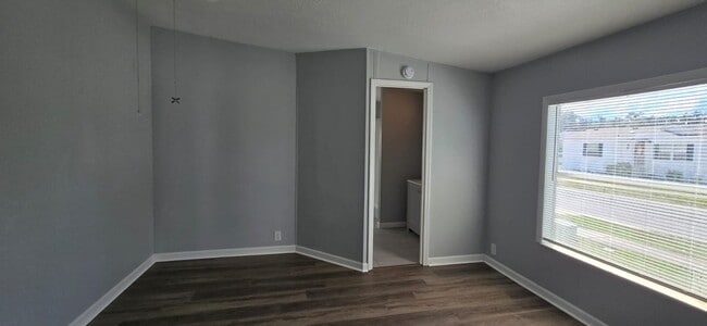 Building Photo - Newly renovated 4/3 property with fenced in yard!