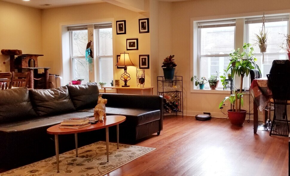 Living - 3911 W Addison St