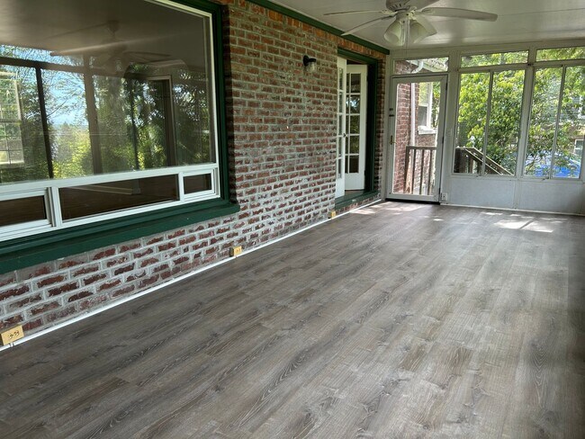 Building Photo - 2 Bed, 1.5 Bath Home with Basement and Sunroom