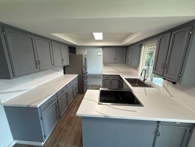 Building Photo - 869 Meadowlawn Dr SE