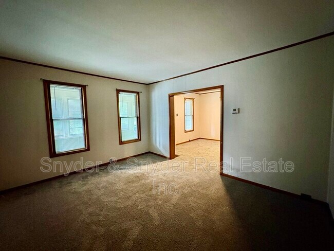 Building Photo - 391 E Voris St