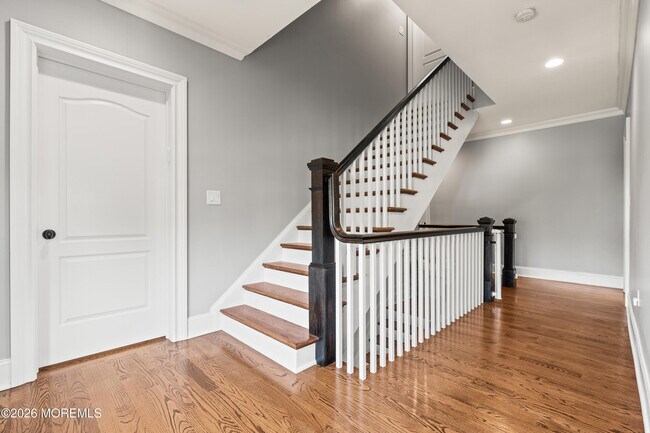 Building Photo - 558 Cedar Ave