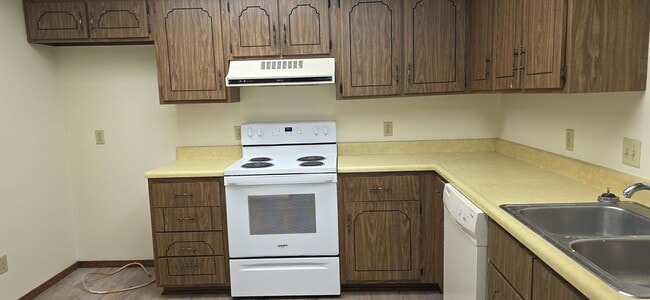 Building Photo - 2000 Square feet Duplex Southeast!  $1195