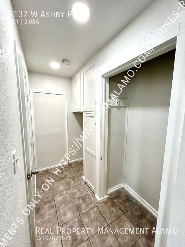 Building Photo - AVAILABLE NOW! 2 Bedroom /2 Bath Unit Avai...