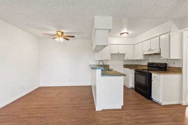 Building Photo - Updated 1BD/1BA Apartment in well maintain...