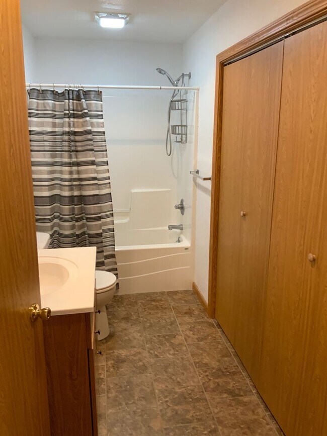 Building Photo - 221 Glenda Dr