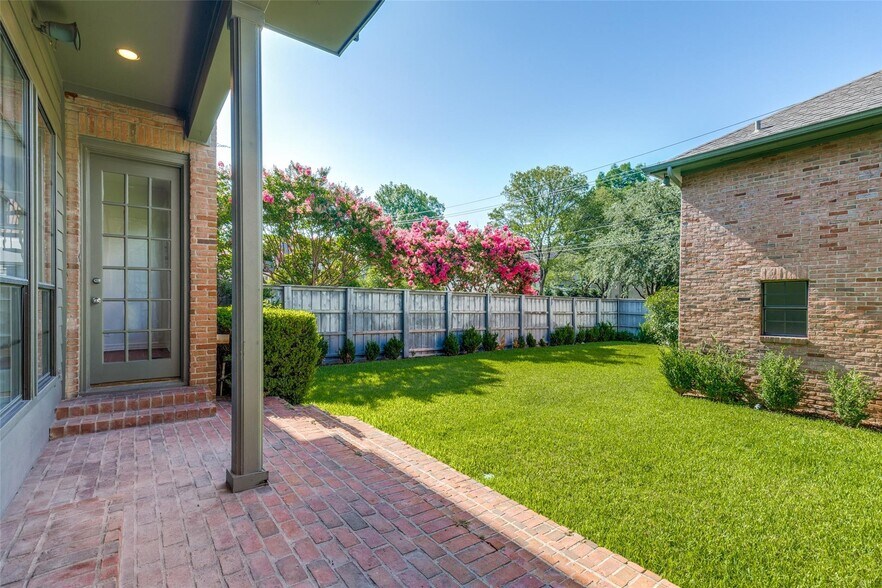 Building Photo - 3201 Saint Johns Dr