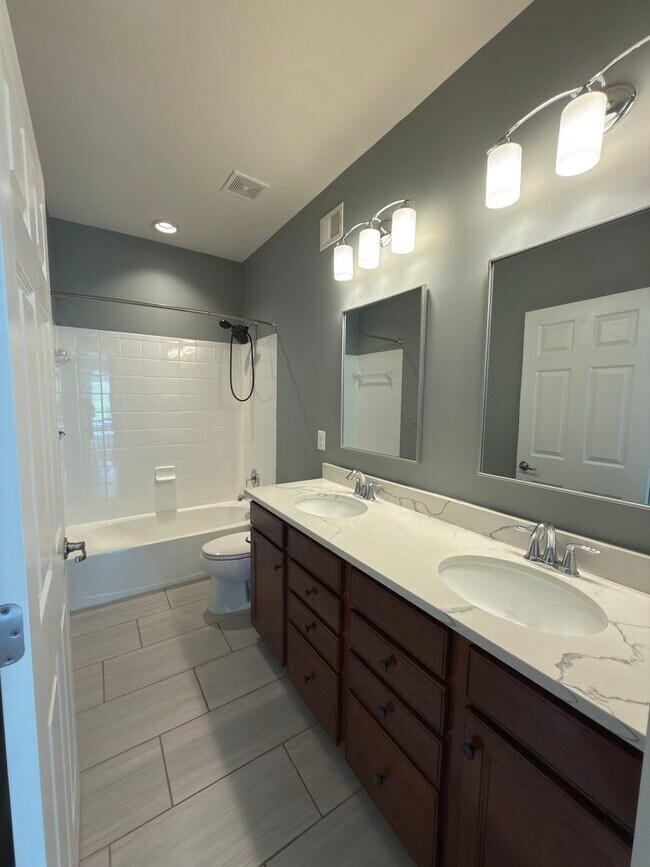 Building Photo - Spacious 4 Bed 3.5 Bath Home in Round Hill VA For Rent!