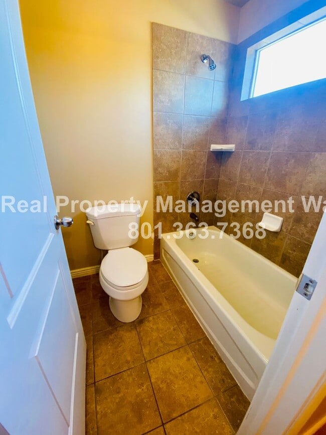 Building Photo - 5 Bedroom 3 Bathroom Riverton Home!