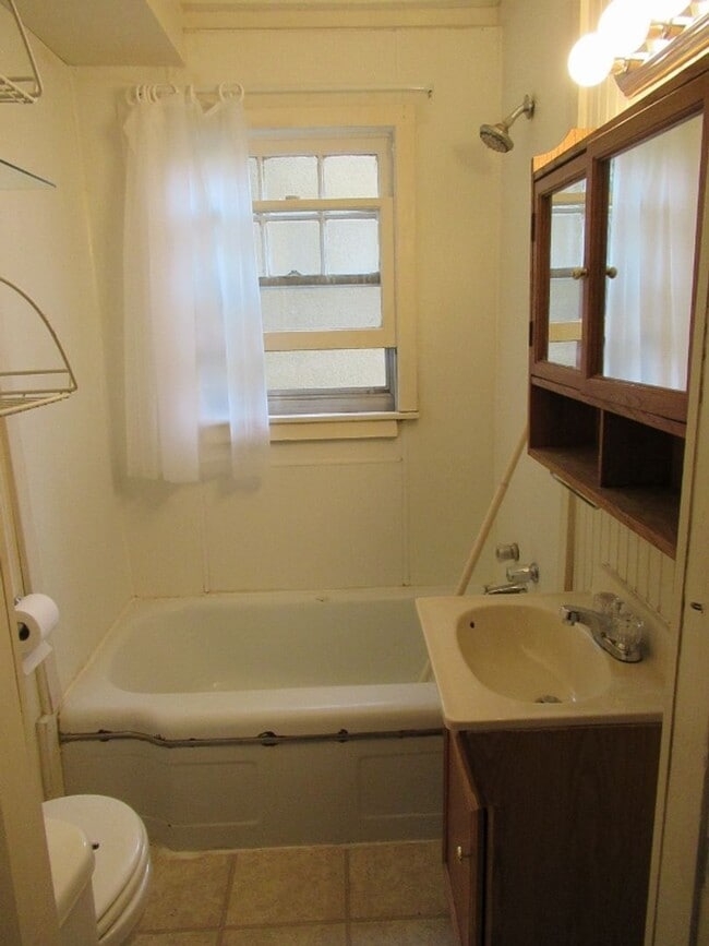 Building Photo - 3 bedroom, 1 bath. Large yard with large s...