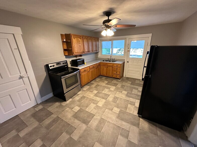 Large eat in kitchen with washer and dryer - 1508 Forest Ave