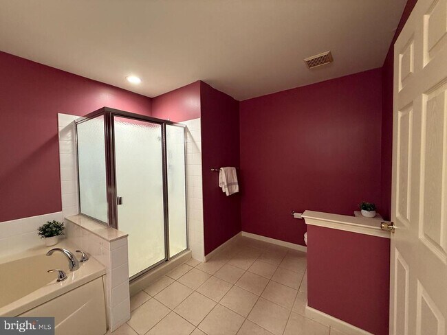 Building Photo - 102 Regents Ct