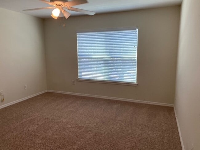 Building Photo - Hamptons in Metrowest  3 bedroom 2 Bath wi...