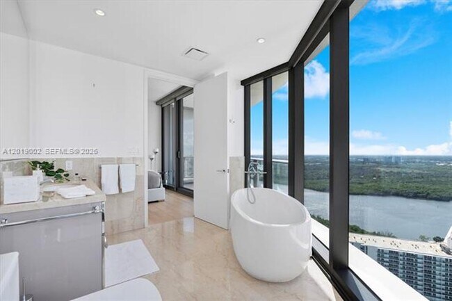 Building Photo - 15701 Collins Ave