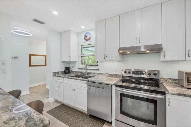 Building Photo - BENEVA & CLARK RD / VILLA