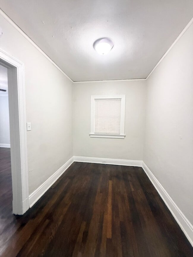 Building Photo - Unique Studio w/ Hardwoods in Small 1920's Complex