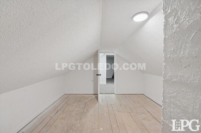 Building Photo - 1044 Hawk St