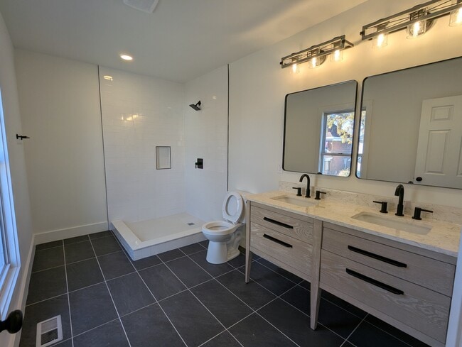 Building Photo - 619 Carpenter St