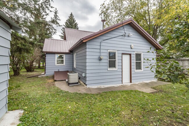 Building Photo - 1324 W Sioux St