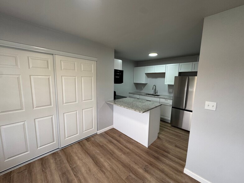Dining Area - 616 E State St