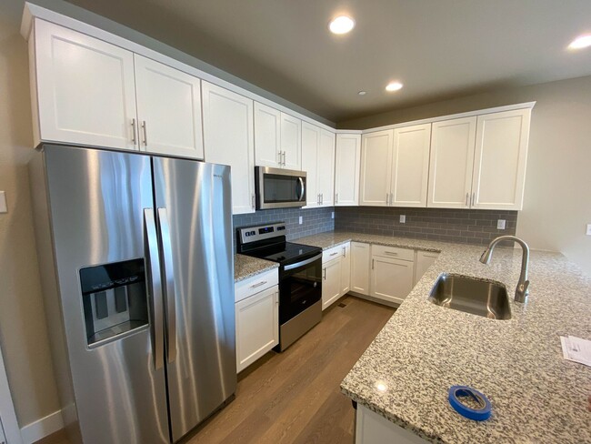 Building Photo - Stunning 4-Bedroom Duplex in Desirable Alp...