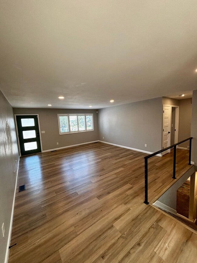 Building Photo - Stunning 5 Bedroom in the Coveted Kipling ...