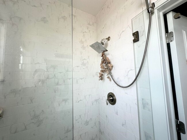 Building Photo - 1901 SUMMIT Ave