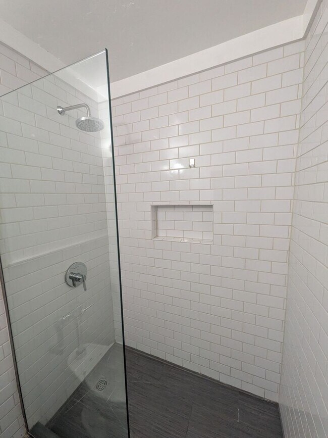 Building Photo - Spacious 1-bedroom apartment in a excellen...