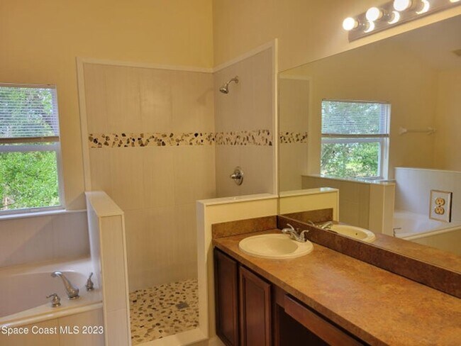 Building Photo - Beautiful Spacious Home