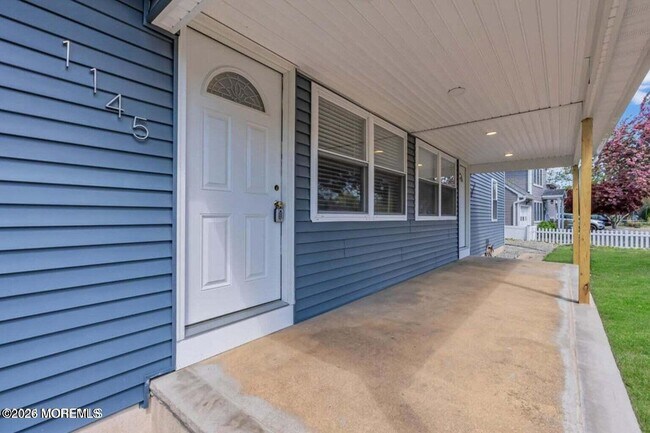 Building Photo - 1143-1145-1145 Roe Ave