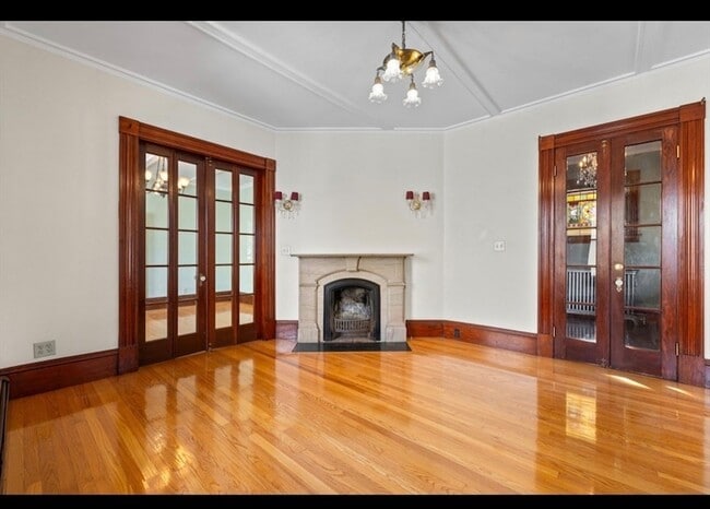 Building Photo - 118 Elm St