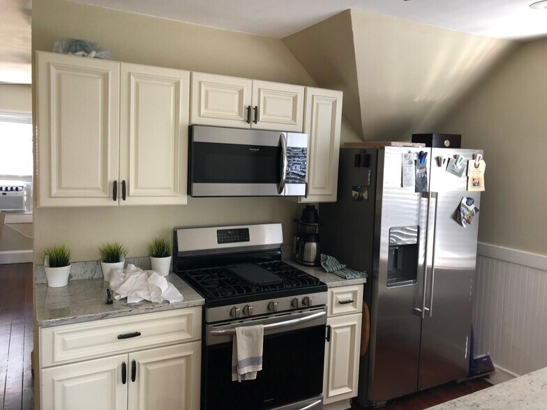 Eat-In Kitchen - 16 Tecumseh Street