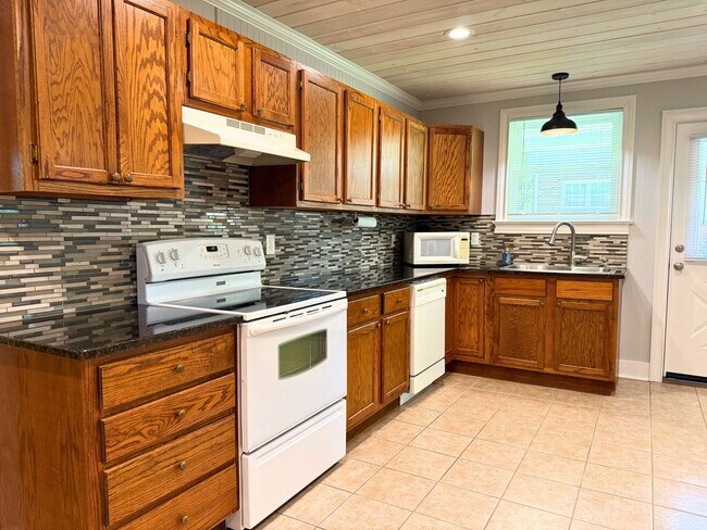 Building Photo - 202 Mayflower St