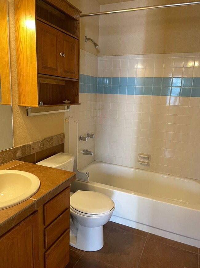 Building Photo - Spacious & Unique 3BD/2BA Townhome w/ Gara...