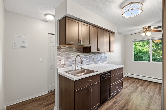 Building Photo - Rosco Apts- 2710