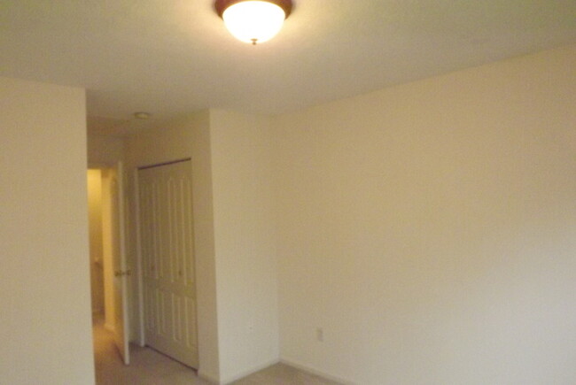 Building Photo - Spacious 2 story Beavercreek Condo