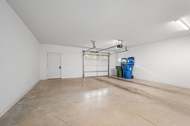 Building Photo - Beautiful & Modern 3-Bedroom Townhome near...