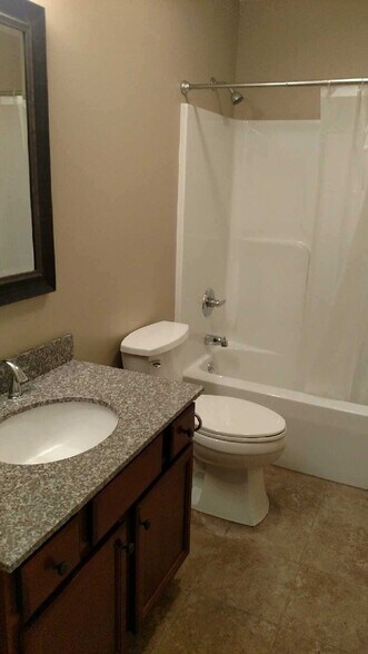 Building Photo - 204 Hollow Dr