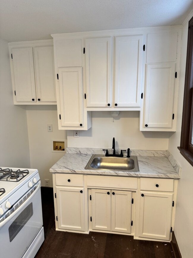 Building Photo - 1021 Charles Ave