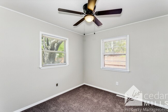 Building Photo - 3 Bedroom with Den and 2 Car Garage!