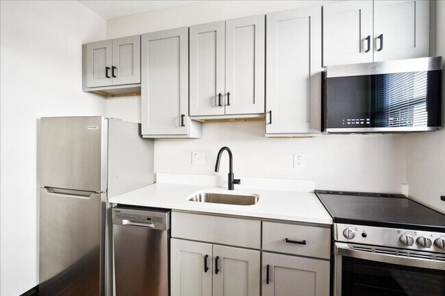 Building Photo - Polly Want an Apartment