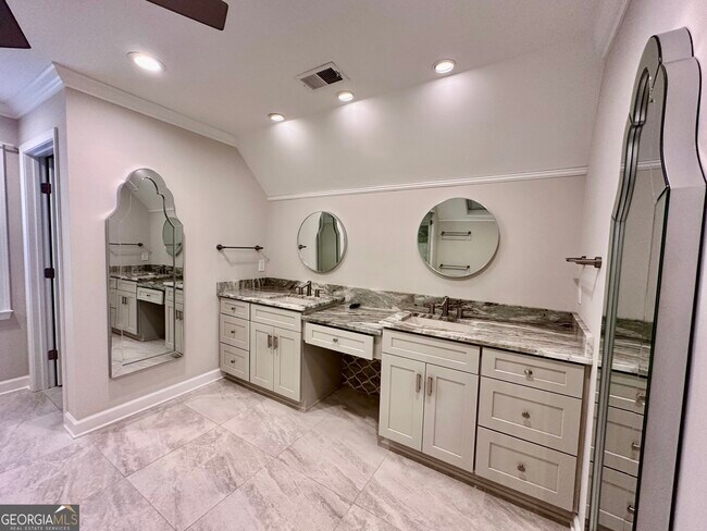 Building Photo - 3363 Somerset Trace