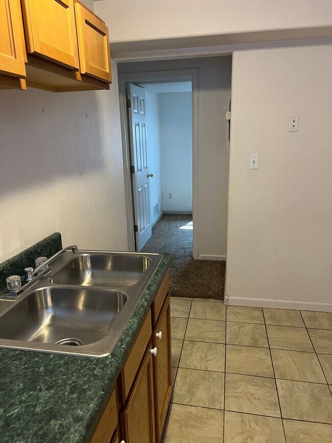 Building Photo - AVAILABLE NOW - BEAUTIFUL 6 bedroom home F...