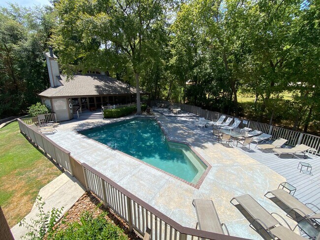 Building Photo - 3900 Aspen Dr