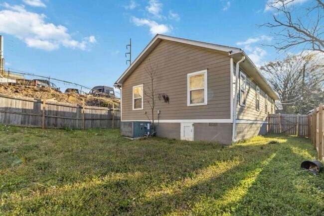 Building Photo - 4bd/2ba Home Minutes From W. Midtown w/ Fu...