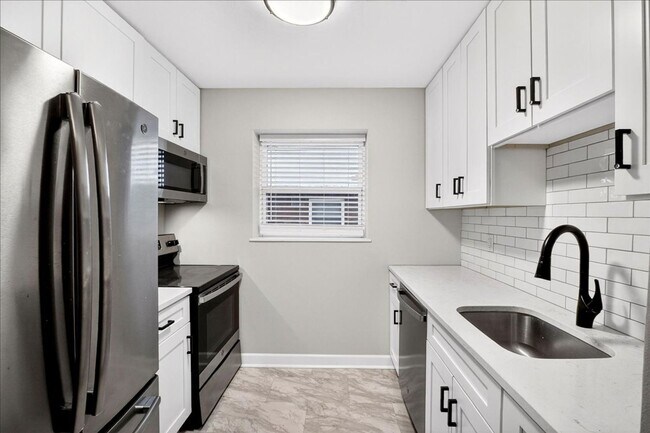 Building Photo - Robbie Junior