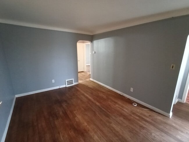 Building Photo - 3 bedroom 1 Bath Bungalow - Now Available!
