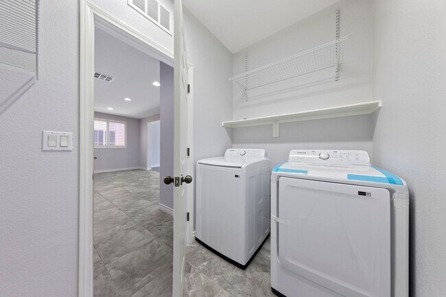 Building Photo - Stunning 1-Story Home in the Heart of Moun...